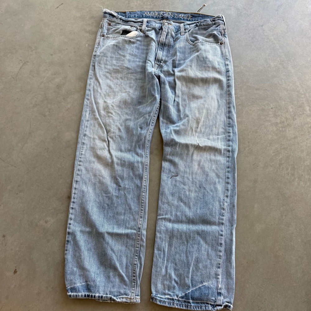 American Eagle Relaxed Fit Jeans Mens 38x32 Light Wash Distressed Cotton Denim - Picture 3 of 6